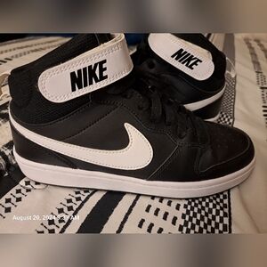 BIG KIDS NIKE SIZE 5.5